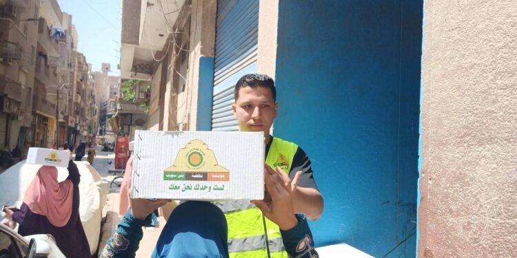 مؤسسة نهضة بني سويف تواصل توزيع لحوم الأضاحي والمواد الغذائية على الأسر الأولى بالرعاية بالمحافظة