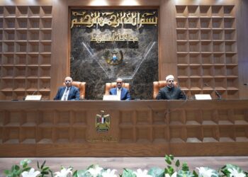 محافظ أسيوط يسلم تأشيرات الحج وملابس الإحرام لـ322 حاجًا من الجمعيات الأهلية
