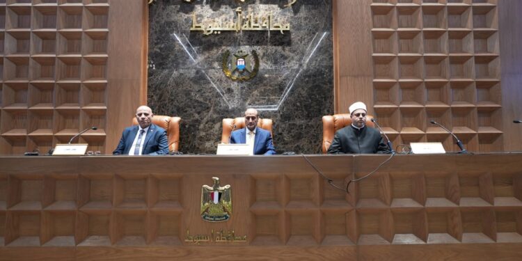 محافظ أسيوط يسلم تأشيرات الحج وملابس الإحرام لـ322 حاجًا من الجمعيات الأهلية