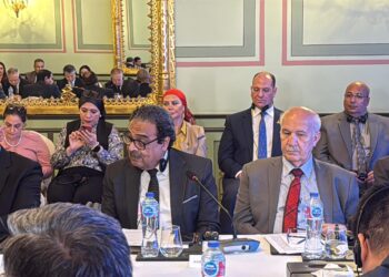 فريد زهران ونائبه للعلاقات الخارجية يشاركان في مائدة مستديرة مع وفد الحزب الشيوعي الصيني