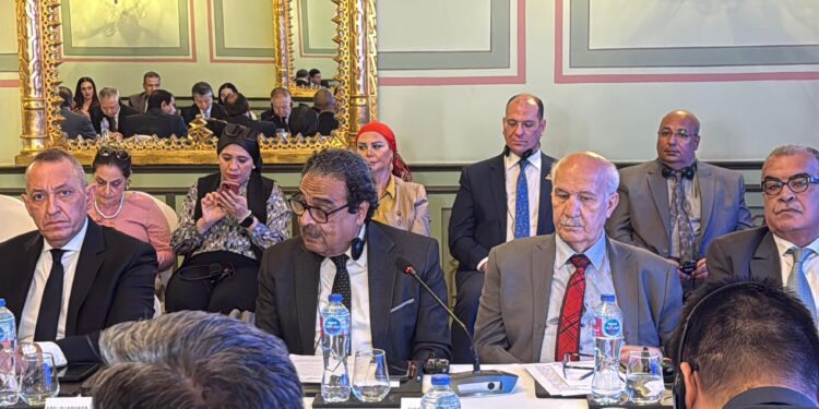 فريد زهران ونائبه للعلاقات الخارجية يشاركان في مائدة مستديرة مع وفد الحزب الشيوعي الصيني
