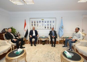 محافظ أسيوط يلتقي أمين حزب مستقبل وطن لبحث ملفات الخدمات والمشروعات  التنموية