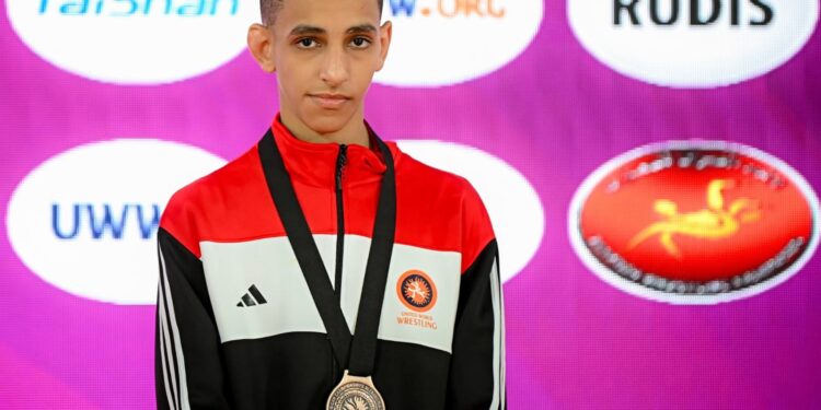 محافظ أسيوط يهنئ بطلي المشروع القومي بعد حصد ذهبية وبرونزية بطولة أفريقيا للمصارعة الحرة