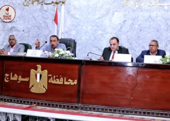 استرداد الأراضي وإقالة المسؤولين.. محافظ سوهاج يضرب بيد من حديد في ملف التقنين