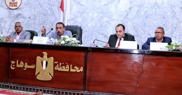 استرداد الأراضي وإقالة المسؤولين.. محافظ سوهاج يضرب بيد من حديد في ملف التقنين