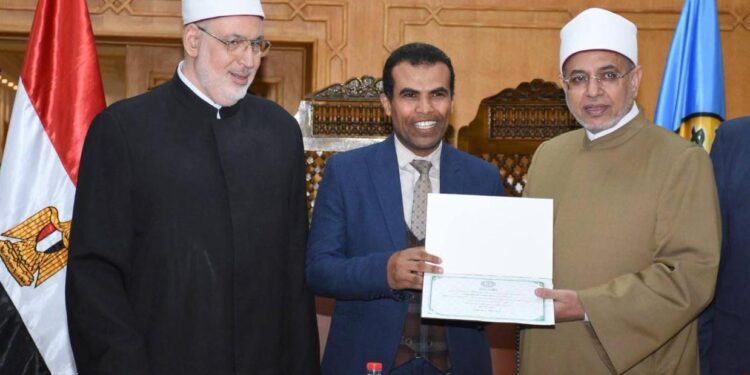 تكريم الدكتور حسام شاكر لإصداره أول كتاب يوثق مسيرة رؤساء جامعة الأزهر
