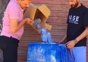 شباب الخير بطما يوزعون المياه الباردة على المارة ابتغاءً للأجر والثواب