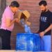 شباب الخير بطما يوزعون المياه الباردة على المارة ابتغاءً للأجر والثواب