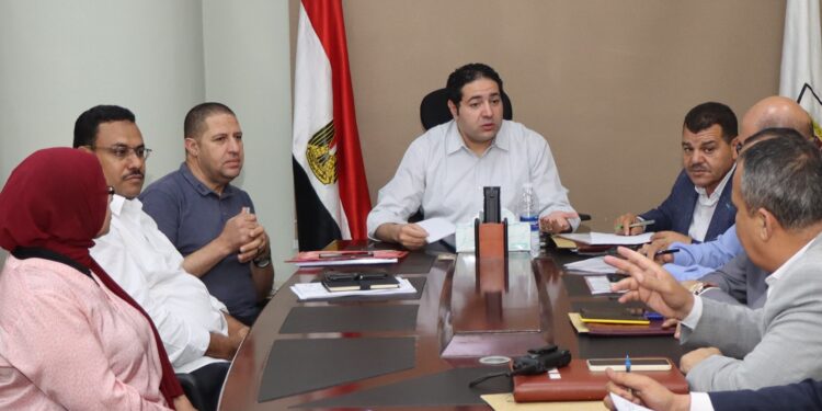 نائب محافظ بني سويف يناقش آليات الاستفادة من أراضي أملاك الدولة في إقامة مشروعات تنموية واستثمارية