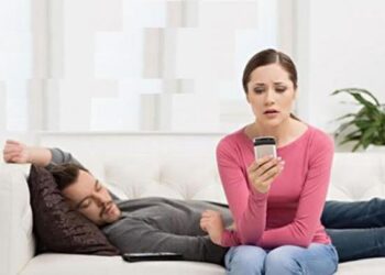 زوجتي تفتش هاتفي..ماذا أفعل؟