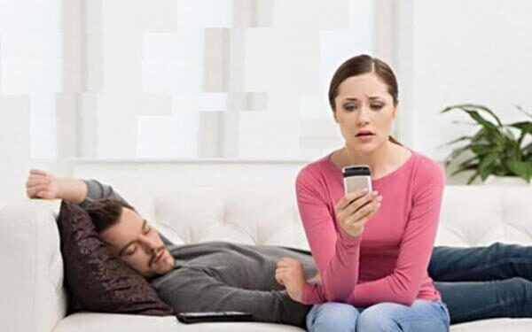 زوجتي تفتش هاتفي..ماذا أفعل؟