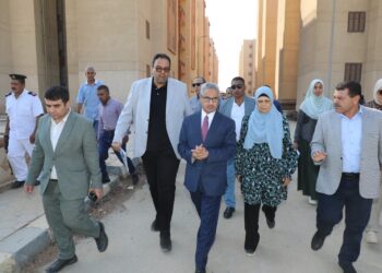 محافظ بني سويف يعاين ميدانيًا بعض المشكلات بعدد من الوحدات السكنية بمناطق الإسكان الاجتماعي