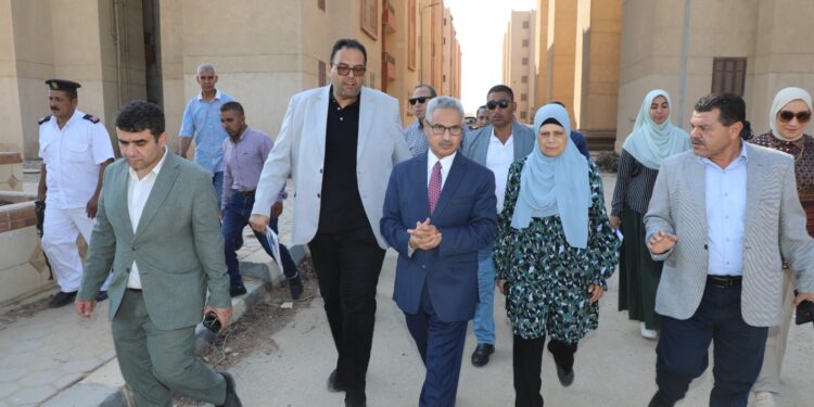 محافظ بني سويف يعاين ميدانيًا بعض المشكلات بعدد من الوحدات السكنية بمناطق الإسكان الاجتماعي