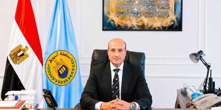 لحماية العمال من الموجة الحارة.. محافظ أسيوط يقرر تعديل مواعيد ورديات النظافة بالمراكز والاحياء