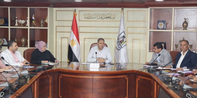 السكرتير العام لمحافظة بني سويف يعقد اجتماعاً لمُناقشة سير ومستجدات العمل في ملف التصالح على مخالفات البناء 