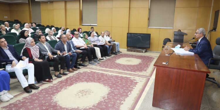 محافظ بني سويف يلتقي حملة الدكتوراه والماجستير من العاملين بالديوان العام والوحدات المحلية